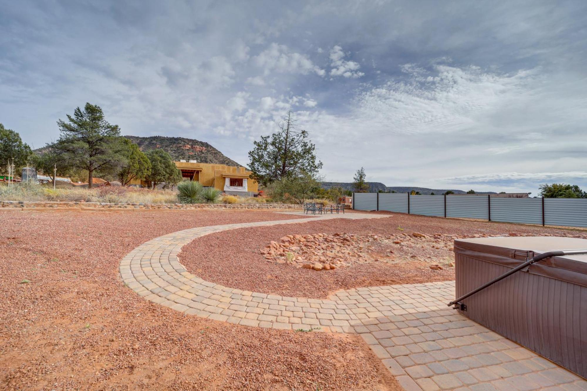 Red Rock Dog-Friendly Home Near Hiking Trails! セドナ エクステリア 写真