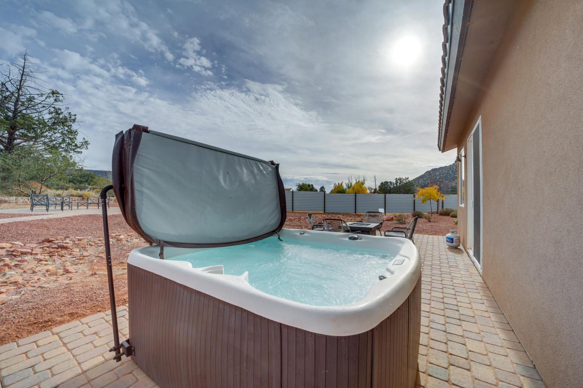 Red Rock Dog-Friendly Home Near Hiking Trails! セドナ エクステリア 写真